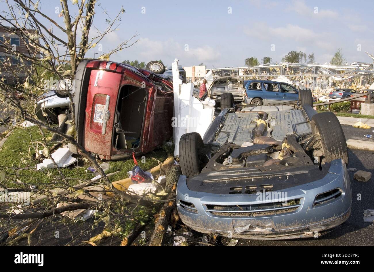 Tornado damage cars united states hi-res stock photography and images ...