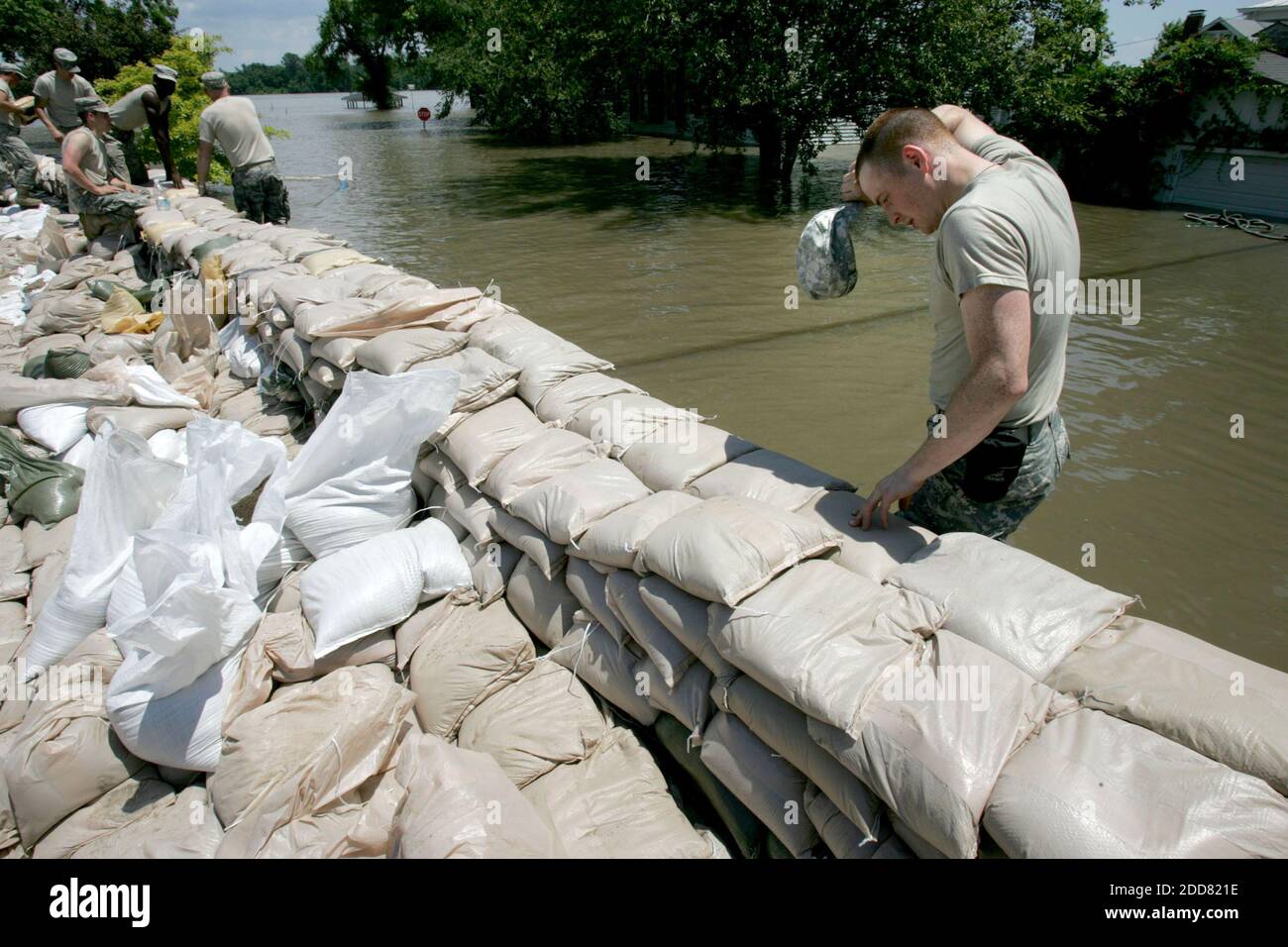 NO FILM, NO VIDEO, NO TV, NO DOCUMENTARY - Missouri National Guard SPCL Travis Voyles wipes sweat from his forehead as he piles sandbags on the Mississippi River waterfront in downtown Clarksville, MO, USA on Thursday, June 19, 2008. Photo by Kuni Takahashi/Chicago Tribune/MCT/ABACAPRESS.COM Stock Photo