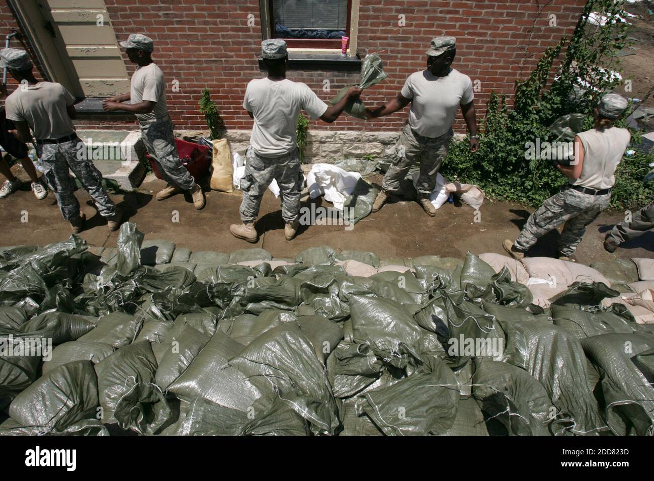 NO FILM, NO VIDEO, NO TV, NO DOCUMENTARY - Missouri National Guard soldiers help volunteers to pile up sandbags at the Mississippi River waterfront in downtown Clarksville, MO, USA on Thursday, June 19, 2008. Photo by Kuni Takahashi/Chicago Tribune/MCT/ABACAPRESS.COM Stock Photo