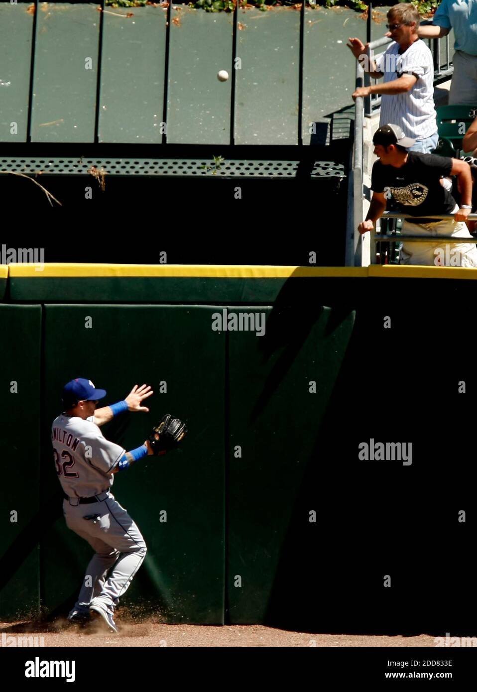 Texas Rangers center fielder Josh Hamilton can't catch up with a solo home run by the Chicago White Sox's Carlos Quentins in the fifth inning. The White Sox defeated the Rangers, 10-8, at U.S. Cellular Field in Chicago, IL, USA on July 23, 2008. Photo by Phil Velasquez/Chicago Tribune/MCT/Cameleon/ABACAPRESS.COM Stock Photo