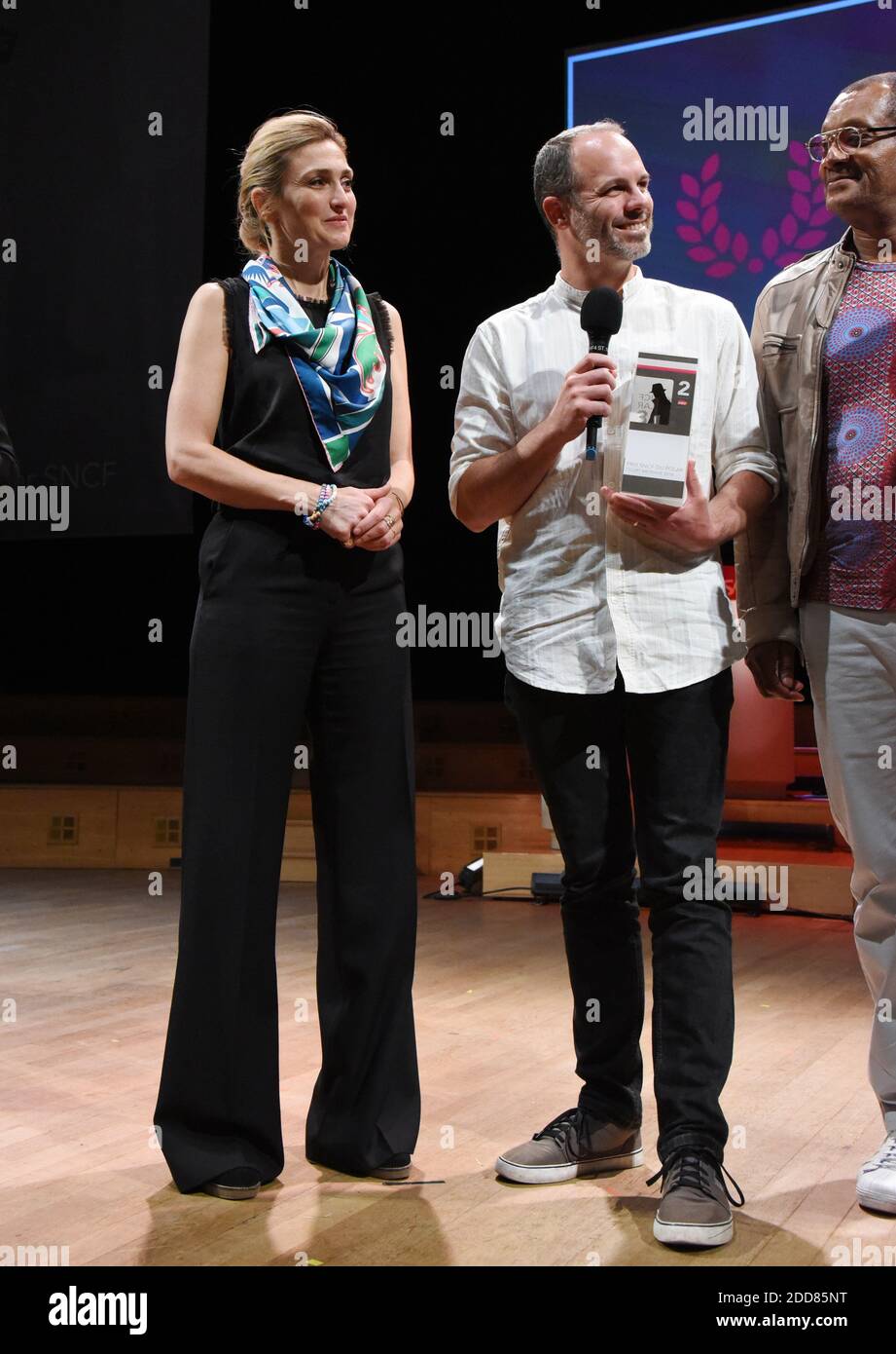 Julie Gayet et Mathias Vicherat lors de 18e Remise des Prix SNCF du Polar -  Catagorie court metrage (Speed Dating) Daniel Brunet et Nicolas Douste a la  Maison de la Radio a