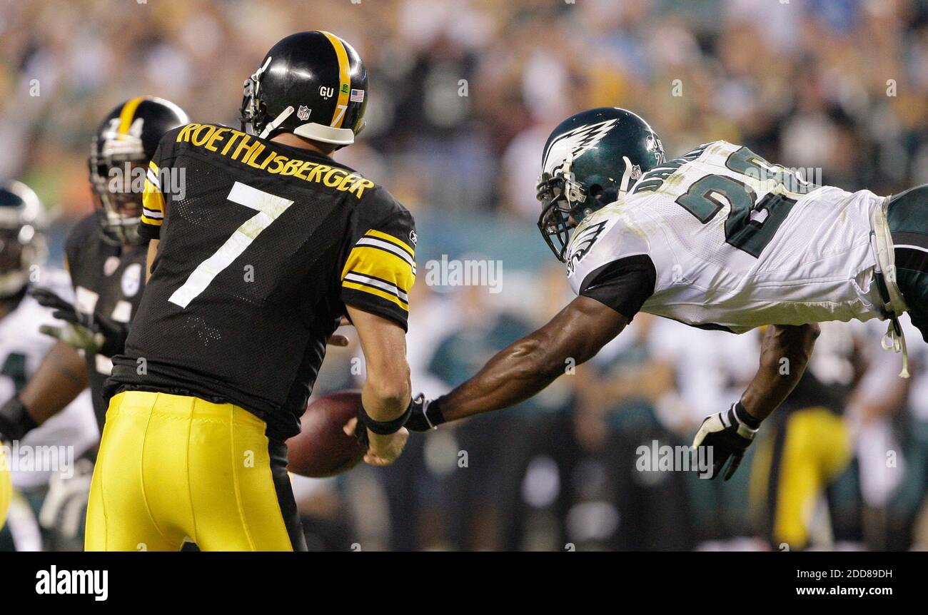 NO FILM, NO VIDEO, NO TV, NO DOCUMENTARY - Philadelphia Eagles' Brian Dawkins knocks the ball out of the hands of Pittsburgh Steelers quarterback Ben Roethlisberger. Dawkins recovered the ball for a safety. The Eagles defeated the Steelers 15-6, at Lincoln Financial Field in Philadelphia, PA, USA on , September 21, 2008. Photo by Ron Cortes/Philadelphia Inquirer/MCT/Cameleon/ABACAPRESS.COM Stock Photo