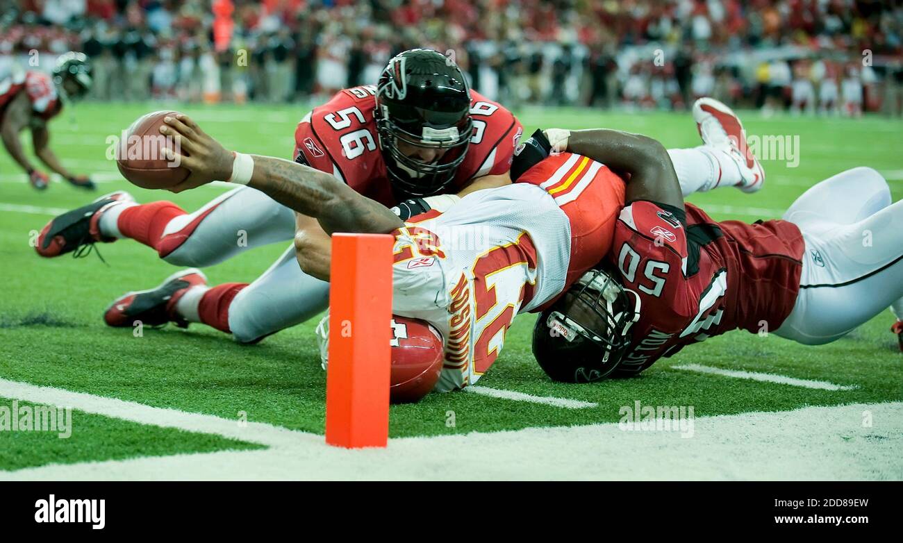 Keith Brooking of the Atlanta Falcons gets ready to move at the snap  News Photo - Getty Images