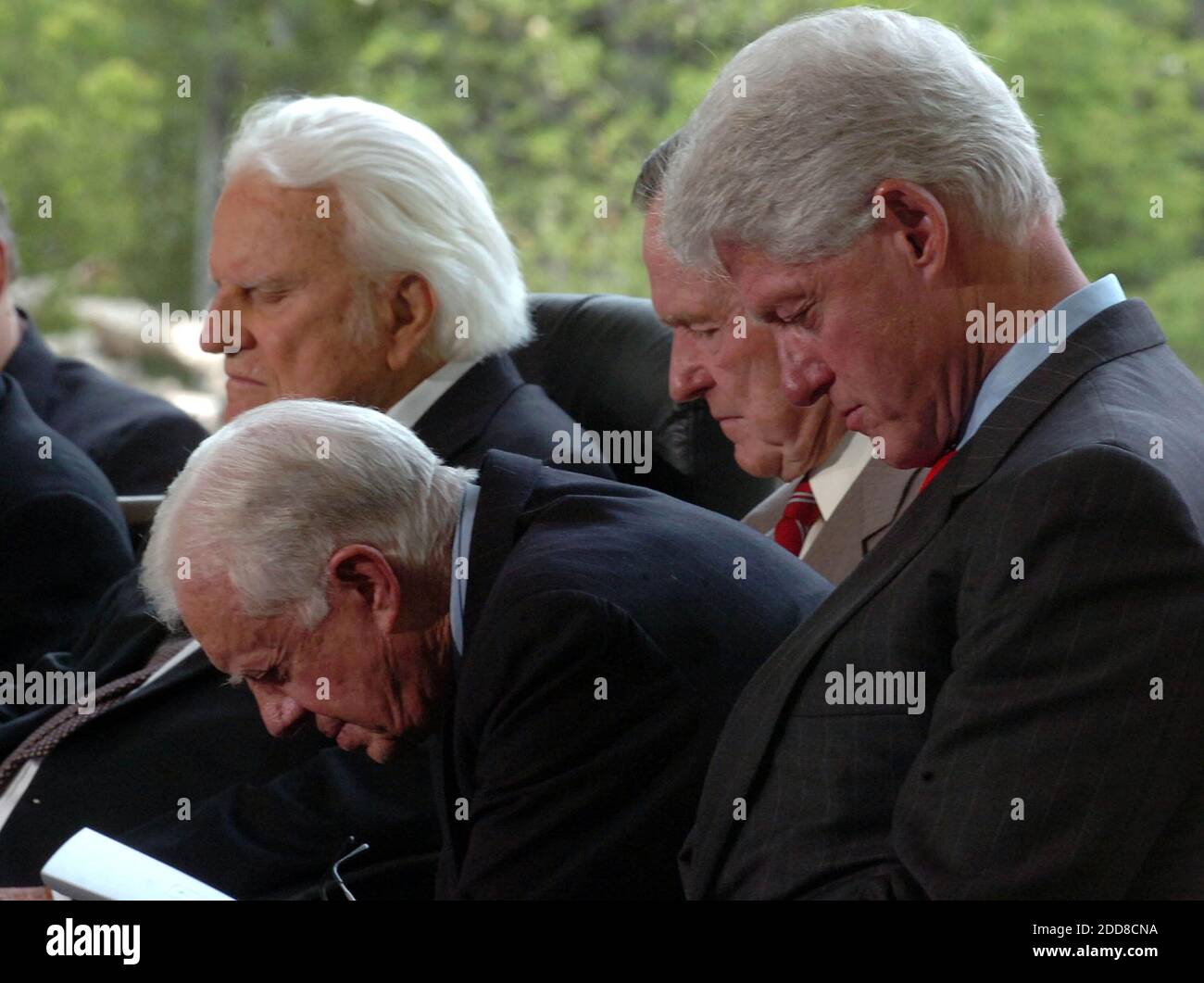 NO FILM, NO VIDEO, NO TV, NO DOCUMENTARY - File picture dated May 30, 2007 in Charlotte, North Carolina, USA of Evangelist Billy Graham (background) with former Presidents (L-R) Jimmy Carter, George H.W. Bush and Bill Clinton bowing their heads in prayer at the dedication of The Billy Graham Library. The founder of the Billy Graham Evangelical Association will celebrate his 9Oth birthday November 7. Photo by Todd Sumlin/Charlotte Observer/MCT/ABACAPRESS.COM Stock Photo