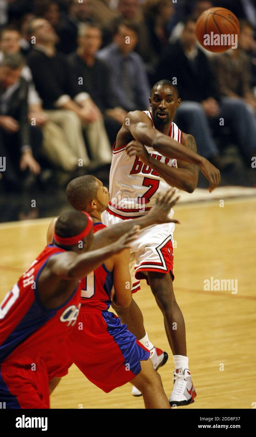 NO FILM, NO VIDEO, NO TV, NO DOCUMENTARY - The Chicago Bulls' Ben Gordon passes over Los Angeles Clippers' Eric Gordon and Zach Randolph during first quarter action at the United Center in Chicago, IL, USA on December 17, 2008. The Clippers defeated the Bulls, 109-106. Photo by Scott Strazzante/Chicago Tribune/MCT/Cameleon/ABACAPRESS.COM Stock Photo