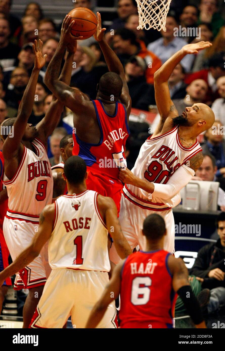 NO FILM, NO VIDEO, NO TV, NO DOCUMENTARY - Chicago Bulls' Drew Gooden and Luol Deng defend Los Angeles Clippers' Zach Randolph in the second quarter at the United Center in Chicago, IL, USA on December 17, 2008. The Clippers defeated the Bulls, 109-106. Photo by Scott Strazzante/Chicago Tribune/MCT/Cameleon/ABACAPRESS.COM Stock Photo