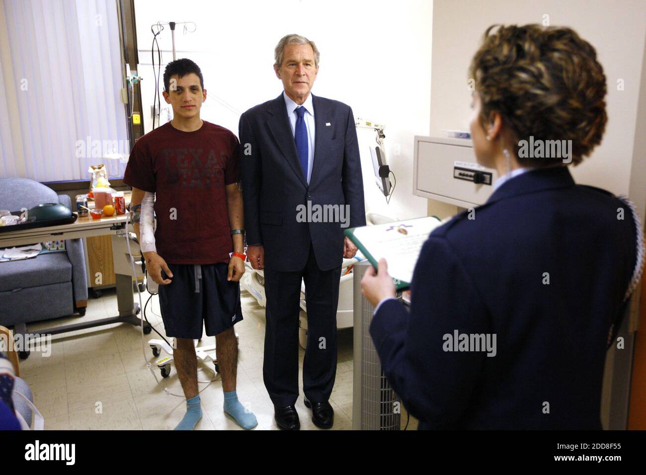 NO FILM, NO VIDEO, NO TV, NO DOCUMENTARY - US President George W. Bush meets with U.S. Specialist Fernando Aguilar of Tucson, Ariz., who was presented with a Purple Heart, during a visit to Walter Reed Army Medical Center in Washington, DC, USA on Monday, December 22, 2008. Photo by Eric Draper/White House/MCT/ABACAPRESS.COM Stock Photo