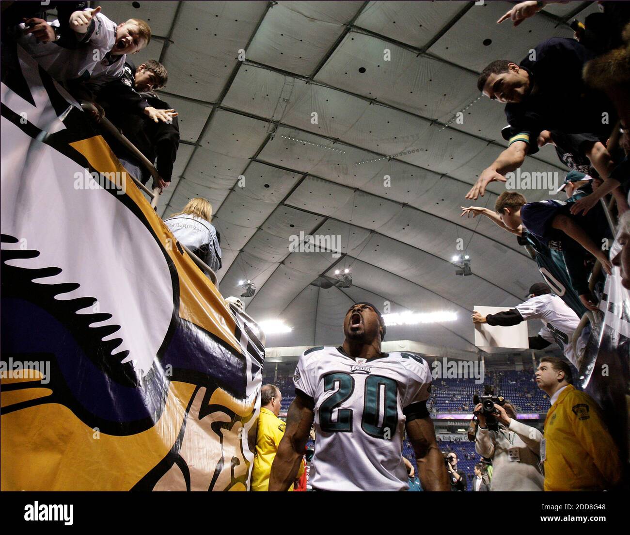 NO FILM, NO VIDEO, NO TV, NO DOCUMENTARY - Philadlephia Eagles Brian Dawkins reacts to the fans after the Eagles beat the Minnesota Vikings. The Eagles defeated the Vikings 26-14 in the first round of the NFC playoffs at the Metrodome in Minneapolis, MN, USA on January 4, 2009. Photo by David Maialetti/Philadelphia Daily News/MCT/Cameleon/ABACAPRESS.COM Stock Photo