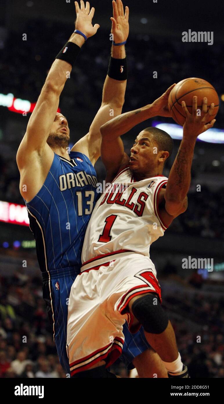 NO FILM, NO VIDEO, NO TV, NO DOCUMENTARY - The Chicago Bulls' Derrick Rose drives the lane and puts up a shot against Orlando Magic defender Marcin Gortat (13) during game action at the United Center in Chicago, IL, USA on December 31, 2008. The Magic defeated the Bulls, 113-94. Photo by Phil Velasquez/Chicago Tribune/MCT/ABACAPRESS.COM) Stock Photo