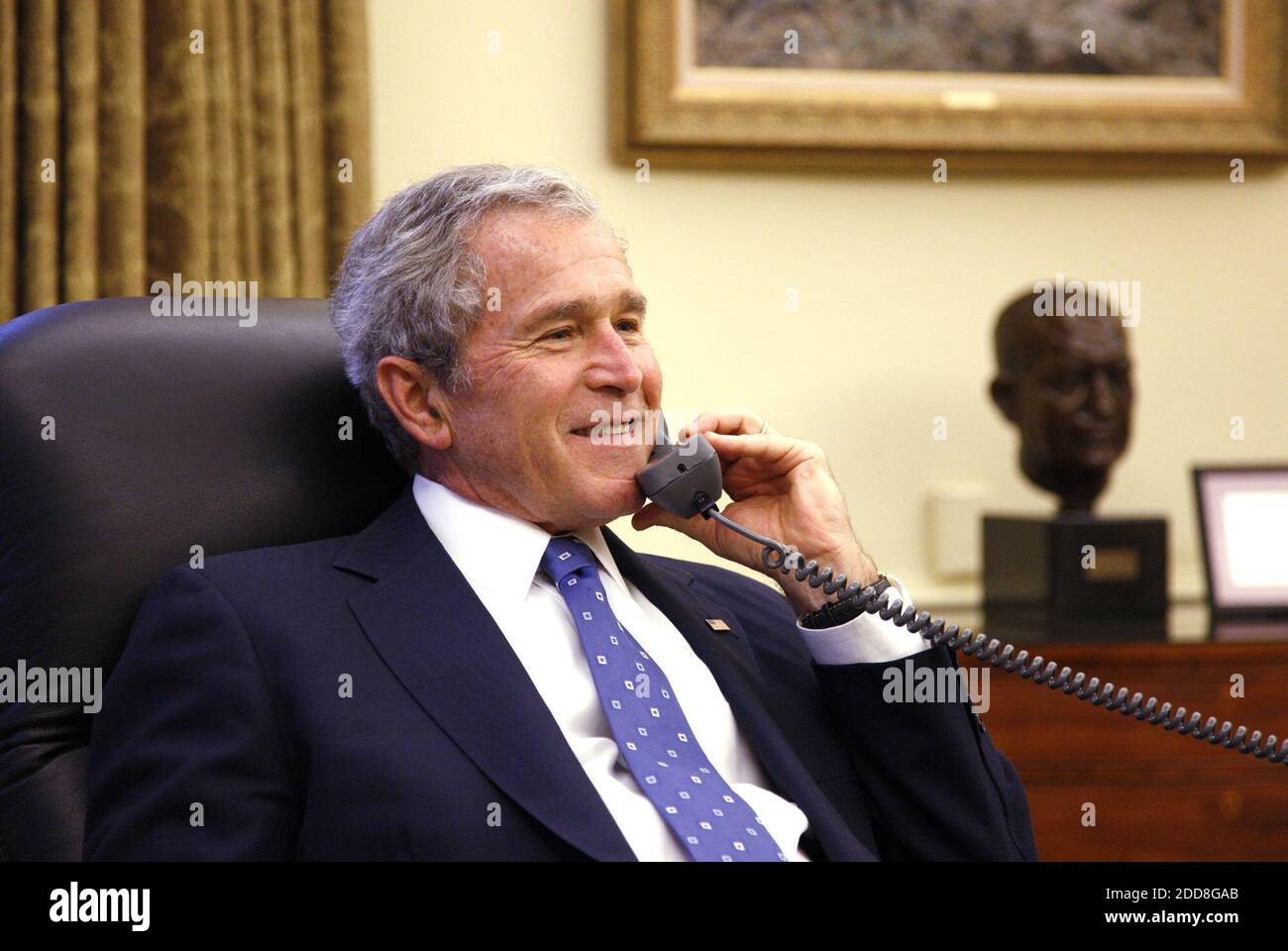 Бушимен. Джордж буш куртка нискар. Самые знаменитые экономисты. Бушимен. Бушимен.