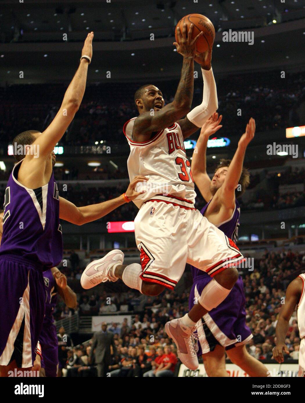 NO FILM, NO VIDEO, NO TV, NO DOCUMENTARY - The Chicago Bulls' Larry Hughes drives to the basket between the Sacramento Kings defenders Francisco Garcia, left, and Beno Udrih during the first half at the United Center in Chicago, IL, USA on January 6, 2009. Photo by Nuccio DiNuzzo/Chicago Tribune/MCT/Cameleon/ABACAPRESS.COM Stock Photo