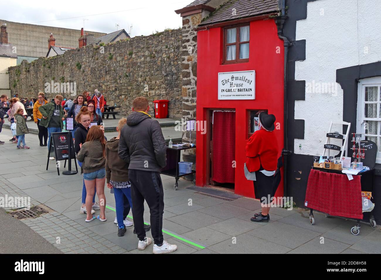 The smallest house in Great Britain,Quay House,the quay,Conwy,North Wales,UK,with Welsh lady in traditional clothing Stock Photo