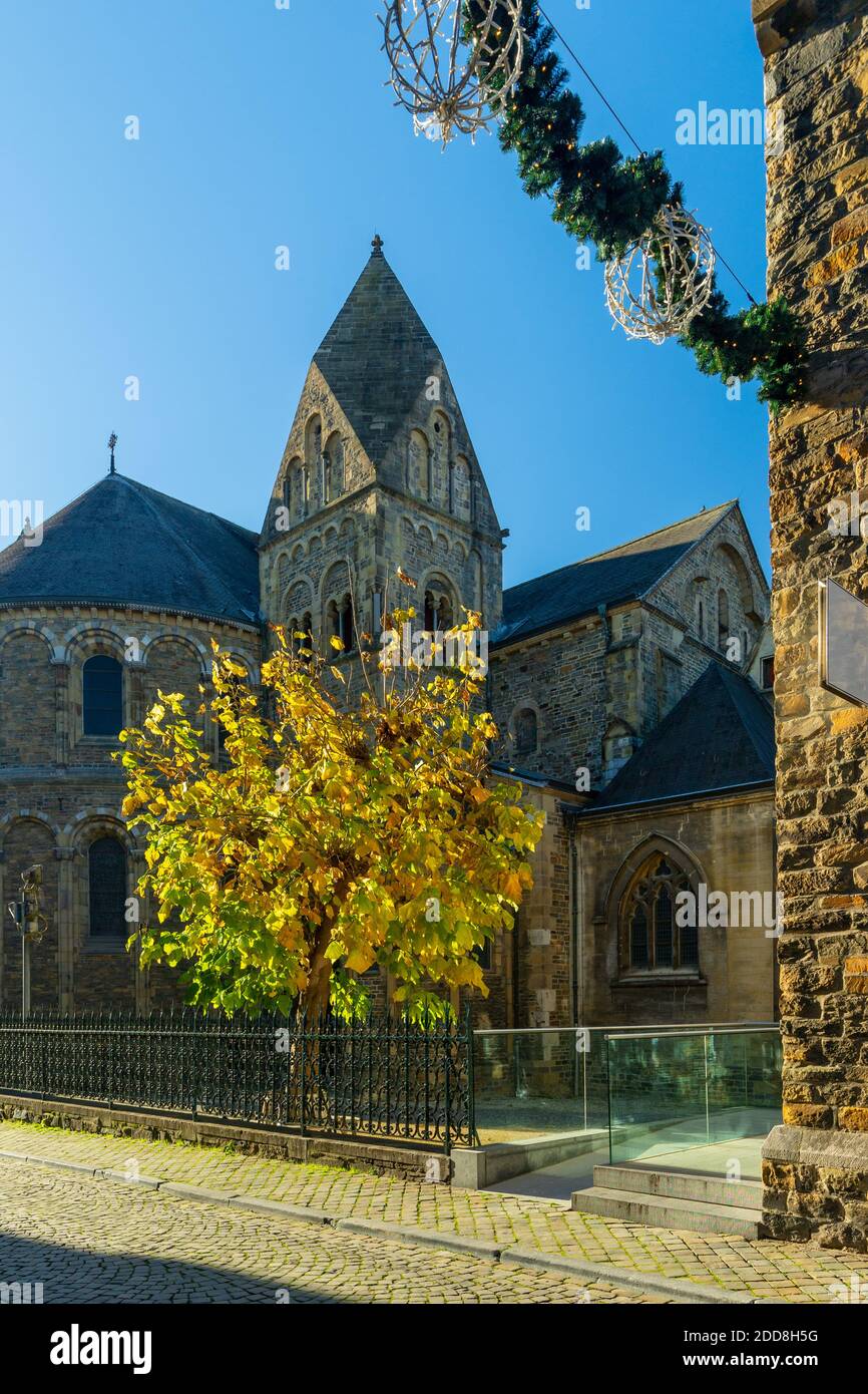 The Onze Lieve Vrouwe church in downtown Maastricht,  illuminated with Christmas decorations, to create a festive  feeling in COVID19 times Stock Photo