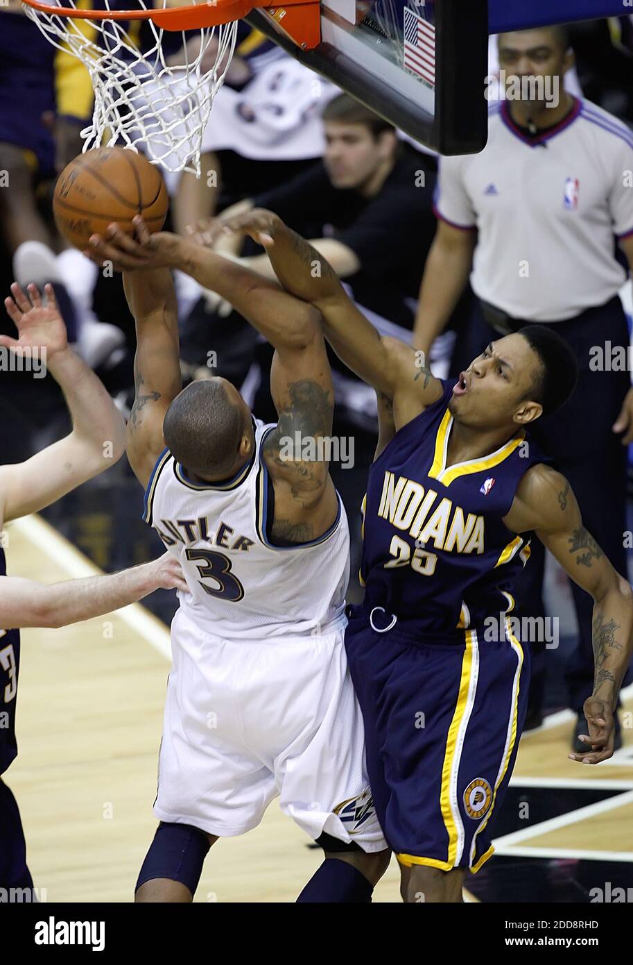 Indiana Pacers forward Paul George dunks during the first quarter against  the Chicago Bulls at the United Center in Chicago on March 24, 2014.  UPI/Brian Kersey Stock Photo - Alamy