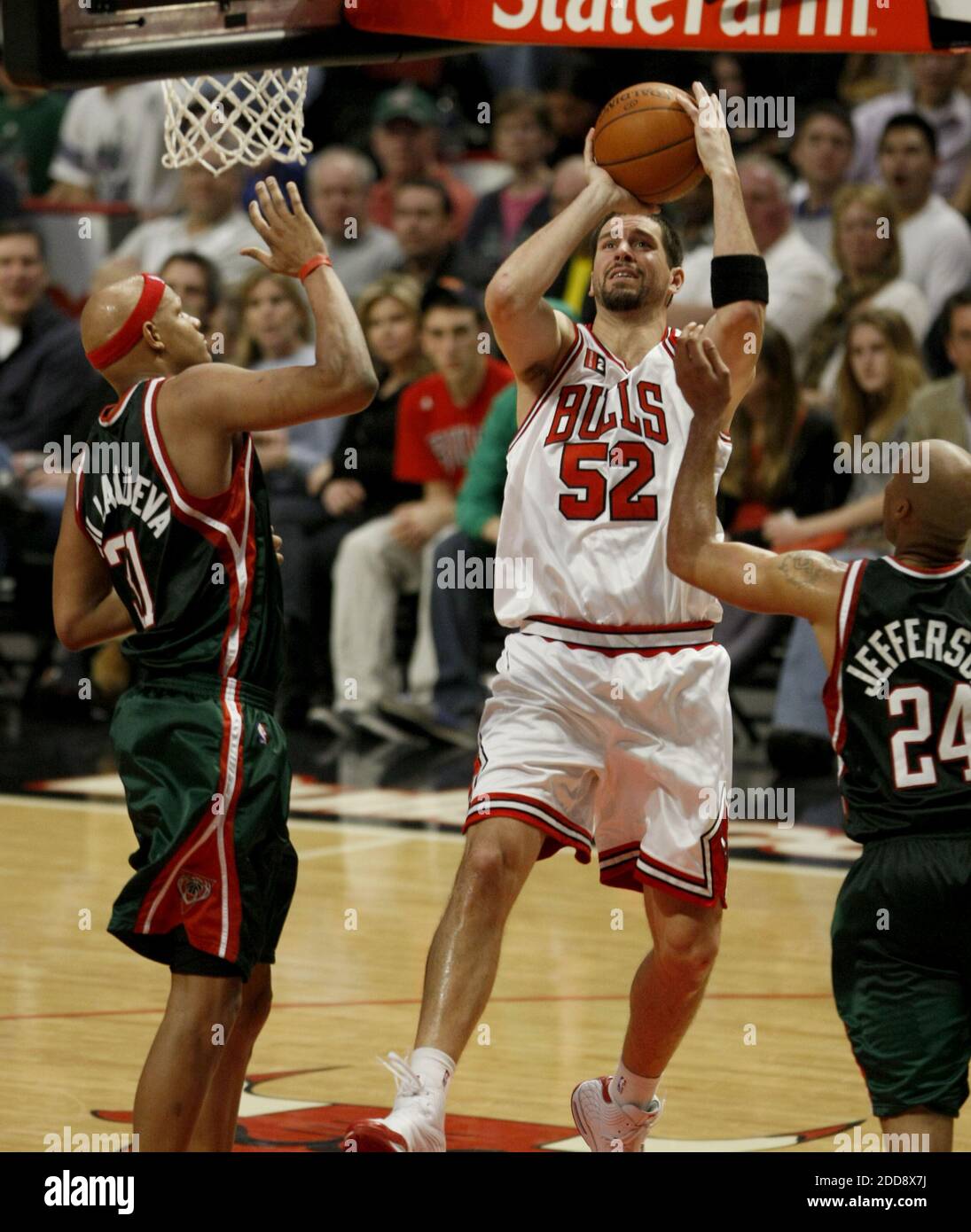 NO FILM, NO VIDEO, NO TV, NO DOCUMENTARY - Chicago Bulls Brad Miller puts up shot at the United Center in Chicago, IL, USA on March 6, 2009. Bulls beat the Milwaukee Bucks 117-102. Photo by Charles Cherney/Chicago Tribune/MCT/Cameleon/ABACAPRESS.COM Stock Photo