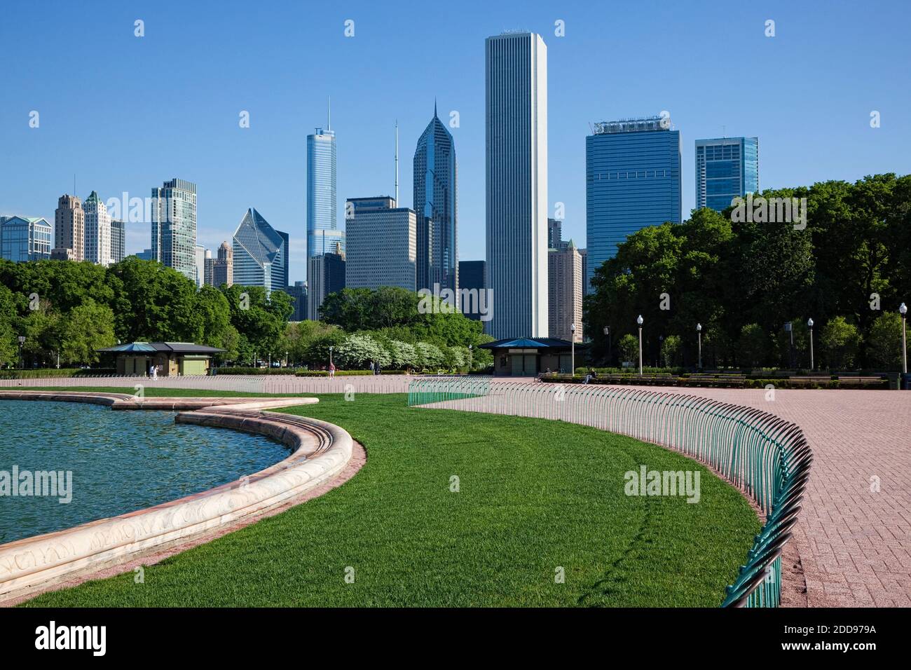 City Skyline from Buckingham Fountain in Grant Park, Chicago, Illinois, USA Stock Photo