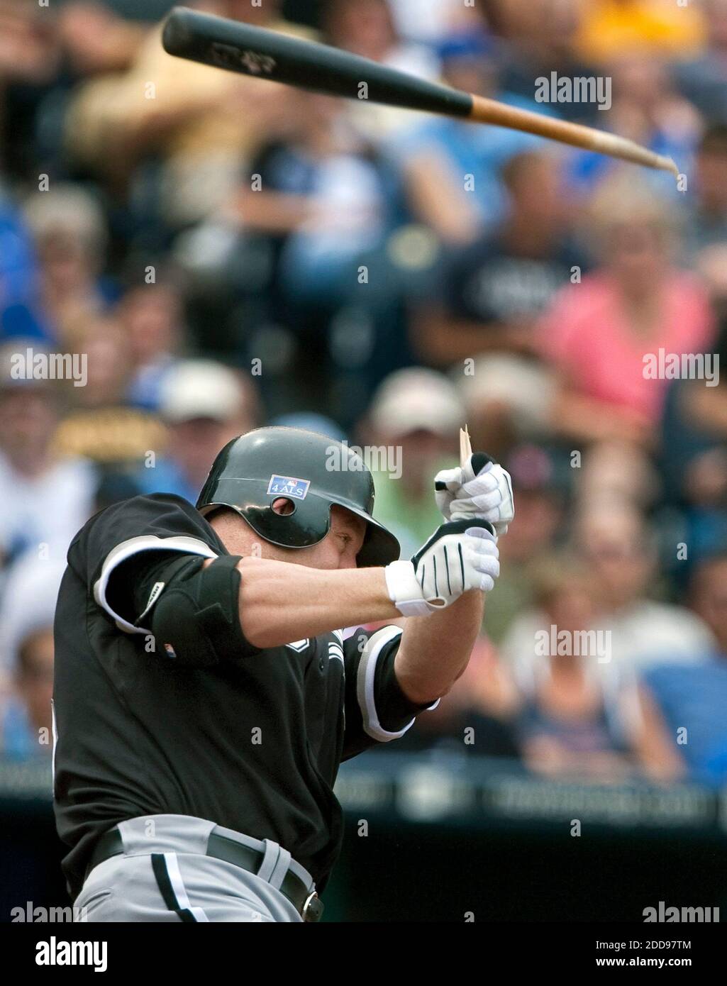 NO FILM, NO VIDEO, NO TV, NO DOCUMENTARY - The Chicago White Sox's Jim Thome breaks his bat on a pop up during the ninth inning against the Kansas City Royals. The Royals defeated the White Sox, 6-4, at Kauffman Stadium in Kansas City, MI, USA on July 4, 2009. Photo by John Sleezer/Kansas City Star/MCT/Cameleon/ABACAPRESS.COM Stock Photo