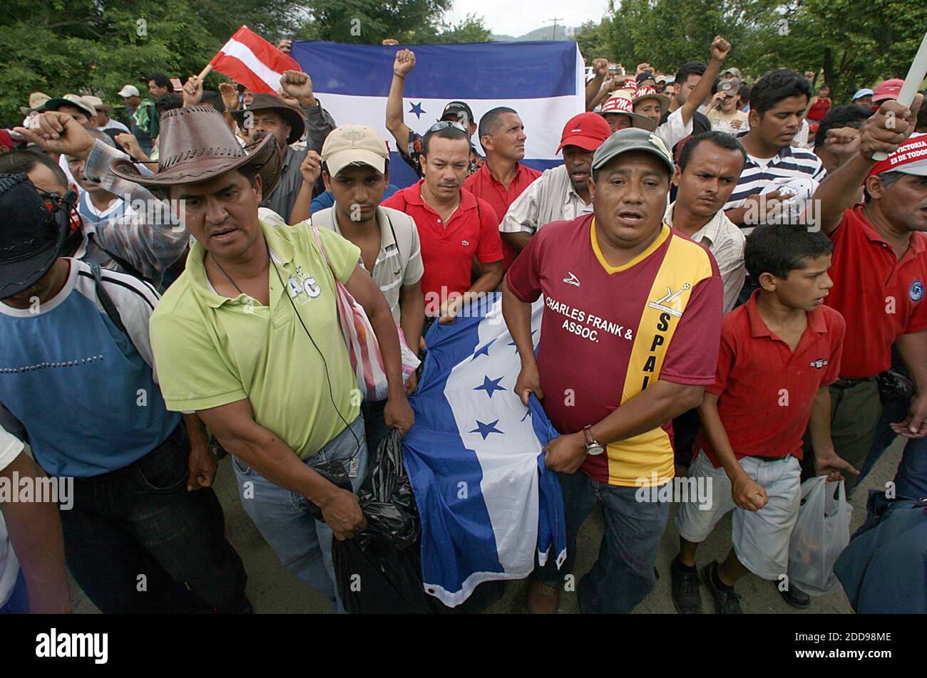 NO FILM, NO VIDEO, NO TV, NO DOCUMENTARY - A group of Honduran supporters of ousted president Manuel Zelaya, carry the body of Pedro Magdiel Munoz Salvador, a 23-year-old male found stabbed to death outside Paraiso, Honduras, Satuday, July 25, 2009. Zelaya's supporters accused the Honduran Army of Salvador's death. Photo by Pedro Portal/EL Nuevo Herald/Miami Herald/MCT/ABACAPRESS.COM Stock Photo