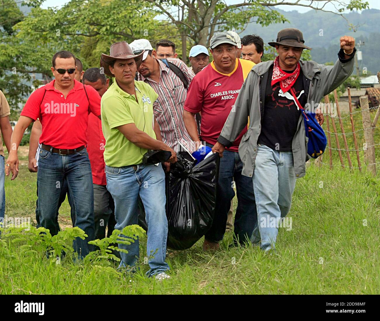 NO FILM, NO VIDEO, NO TV, NO DOCUMENTARY - A group of Honduran supporters of ousted president Manuel Zelaya, carry the body of Pedro Magdiel Munoz Salvador, a 23-year-old male found stabbed to death outside Paraiso, Honduras, Satuday, July 25, 2009. Zelaya's supporters accused the Honduran Army of Salvador's death. Photo by Pedro Portal/EL Nuevo Herald/Miami Herald/MCT/ABACAPRESS.COM Stock Photo