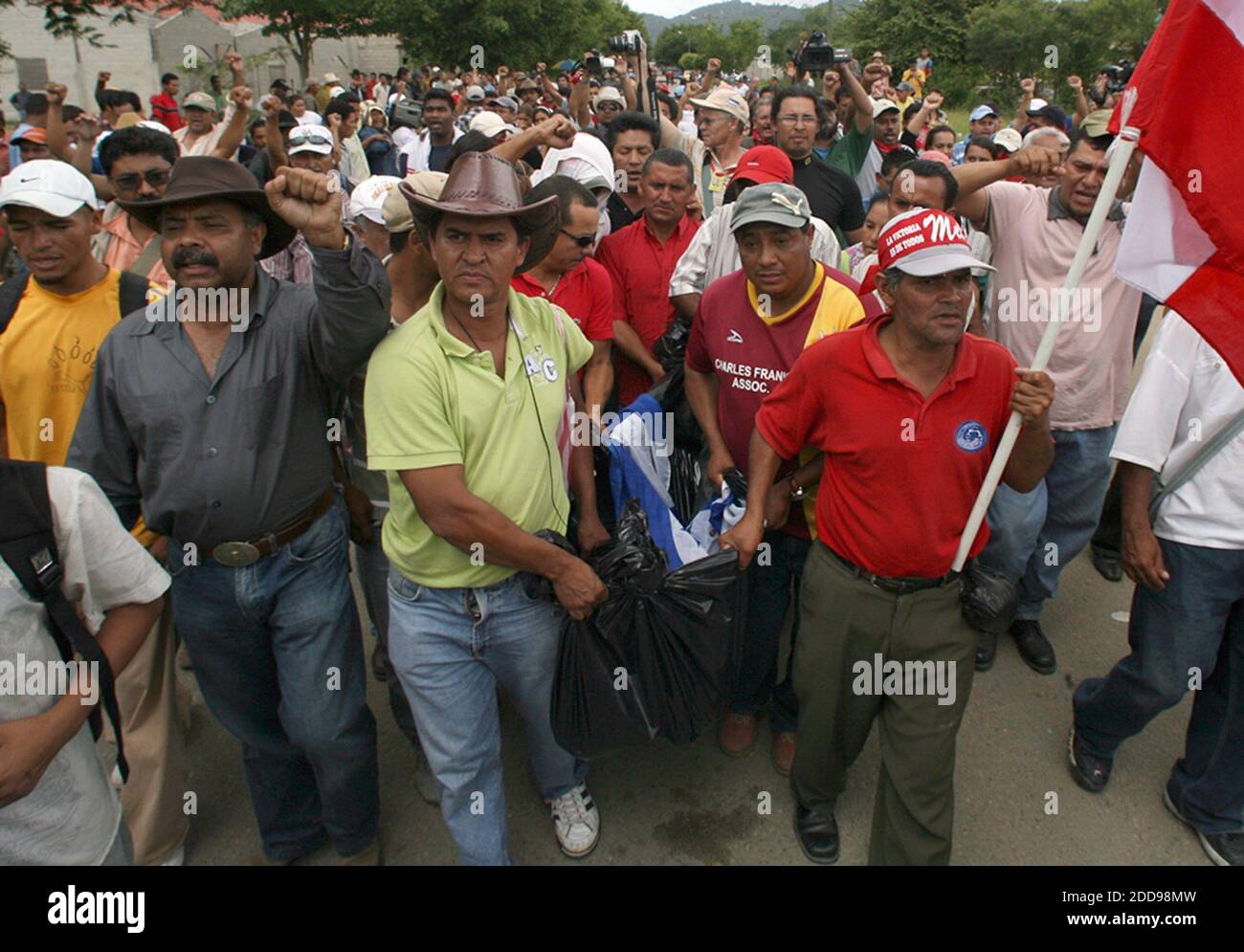 NO FILM, NO VIDEO, NO TV, NO DOCUMENTARY - A group of Honduran supporters of ousted president Manuel Zelaya, carry the body of Pedro Magdiel Munoz Salvador, a 23-year-old male found stabbed to death outside Paraiso, Honduras, Satuday, July 25, 2009. Zelaya's supporters accused the Honduran Army of Salvador's death. Photo by Pedro Portal/EL Nuevo Herald/Miami Herald/MCT/ABACAPRESS.COM Stock Photo