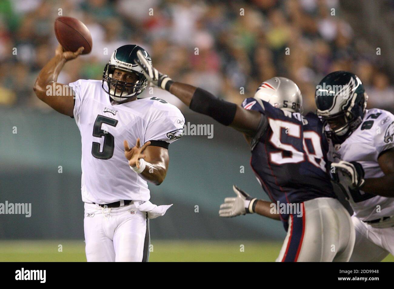 NO FILM, NO VIDEO, NO TV, NO DOCUMENTARY - Philadelphia Eagles' Donovan McNabb throws the football against the New England Patriots during the Preseason Football match between New England Patriots and Philadelphia Eagles at Lincoln Field in Philadelphiaon in Pennsylvania, USA on August 13, 2009. Photo by Clem Murray/MCT/Cameleon/ABACAPRESS.COM Stock Photo