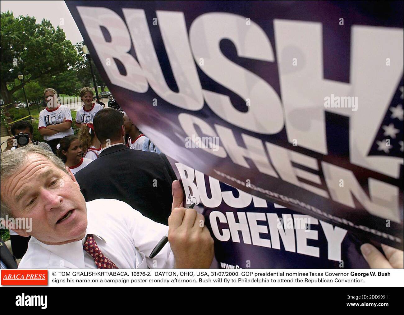 NO FILM, NO VIDEO, NO TV, NO DOCUMENTARY - © TOM GRALISH/KRT/ABACA. 19876-2. DAYTON, OHIO, USA, 31/07/2000. GOP presidential nominee Texas Governor George W. Bush signs his name on a campaign poster monday afternoon. Bush will fly to Philadelphia to attend the Republican Convention. Stock Photo