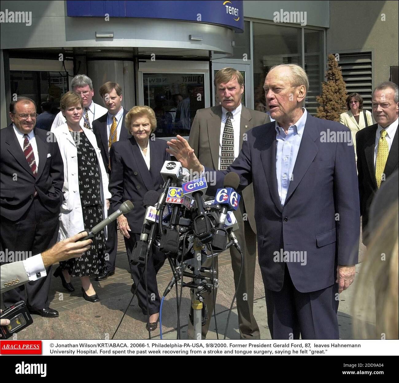 NO FILM, NO VIDEO, NO TV, NO DOCUMENTARY - © Jonathan Wilson/KRT/ABACA. 20066-1. Philadelphia-PA-USA, 9/8/2000. Former President Gerald Ford, 87, leaves Hahnemann University Hospital. Ford spent the past week recovering from a stroke and tongue surgery, saying he felt great. Stock Photo