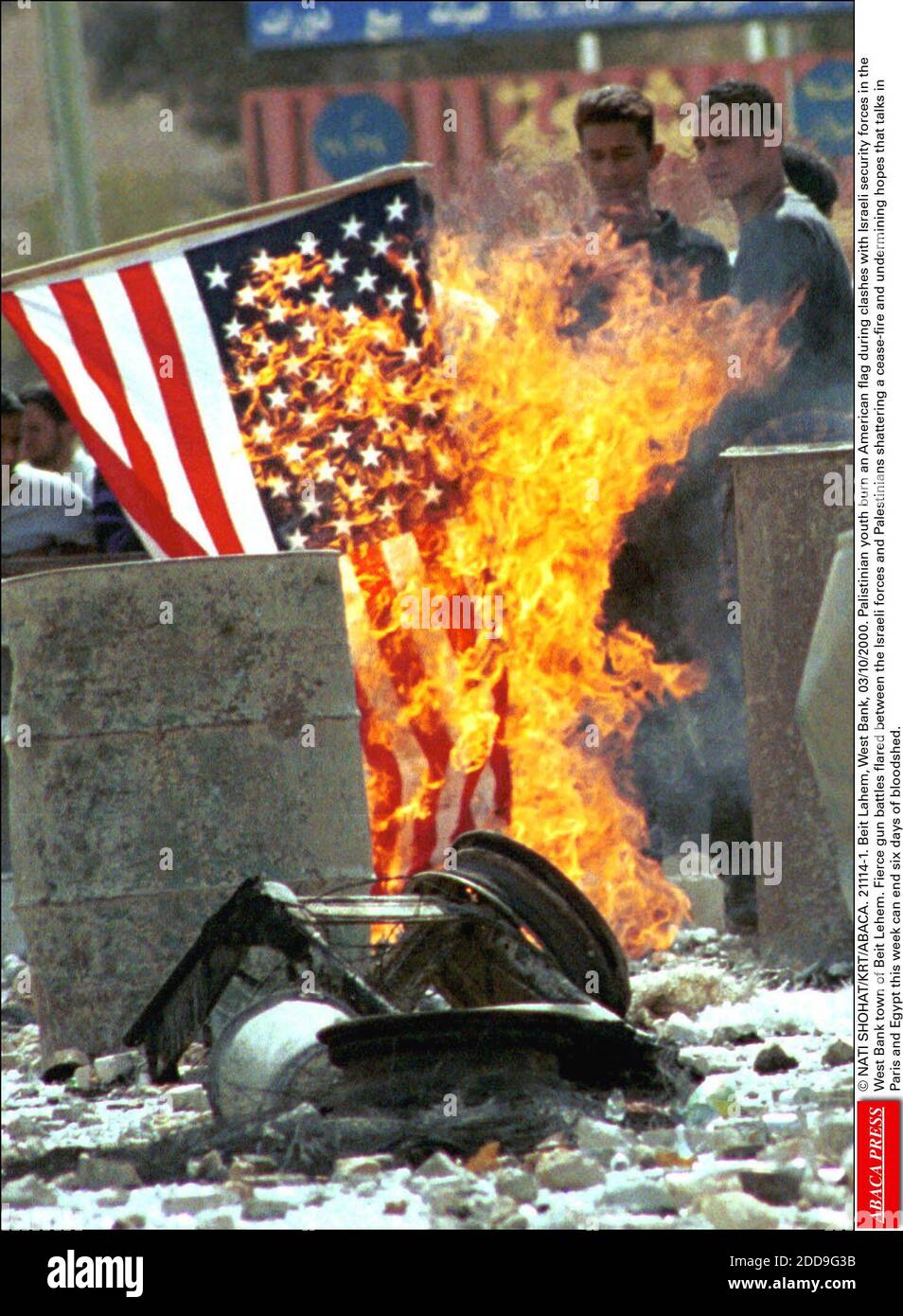 NO FILM, NO VIDEO, NO TV, NO DOCUMENTARY - © NATI SHOHAT/KRT/ABACA. 21114-1. Beit Lahem, West Bank, 03/10/2000. Palistinian youth burn an American flag during clashes with Israeli security forces in the West Bank town of Beit Lehem. Fierce gun battles flared between the Israeli forces and Palestin Stock Photo