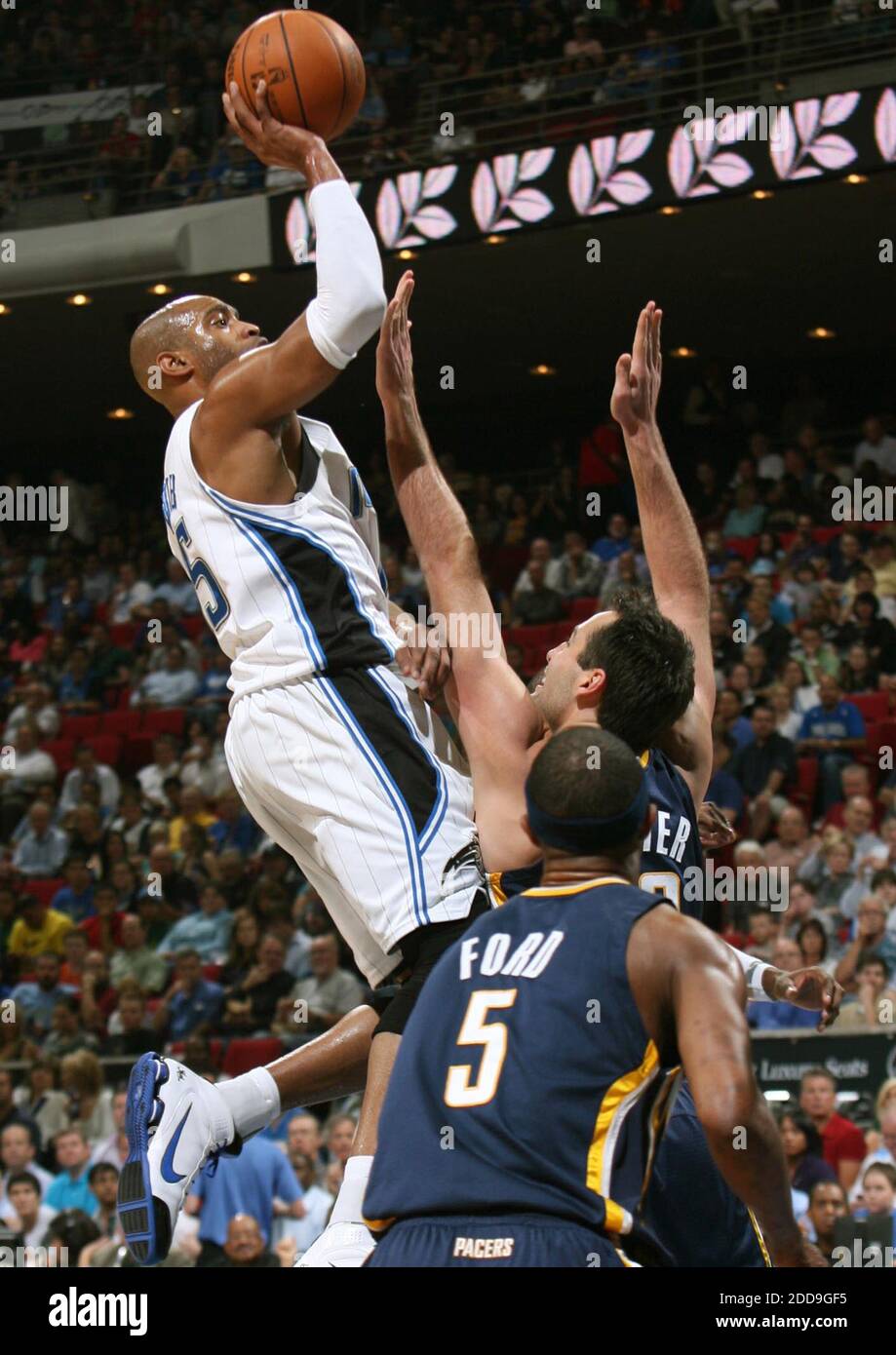 NO FILM, NO VIDEO, NO TV, NO DOCUMENTARY - Orlando Magic guard Vince Carter shoots over Indiana defenders during the first half of an NBA game at Amway Arena in Orlando, FL, USA on December 14, 2009. Photo by Stephen M. Dowell/Orlando Sentinel/MCT/Cameleon/ABACAPRESS.COM Stock Photo