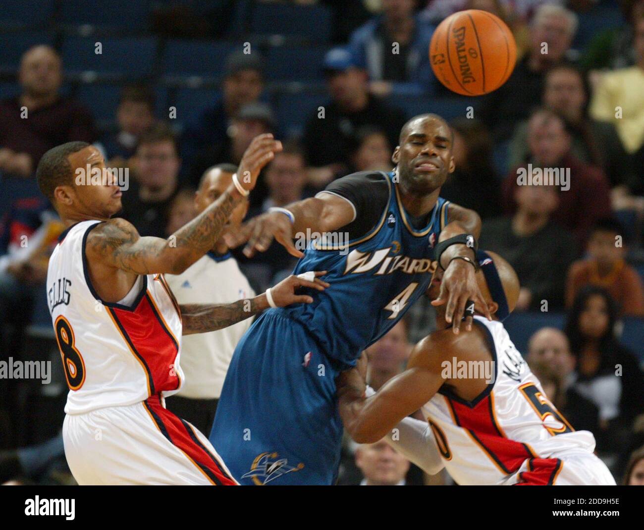 OCP2000012202 - 22 JANUARY 2000 - OAKLAND, CALIFORNIA, USA: Golden State  Warriors Antawn Jamison, left, tries to get past Cleveland Cavaliers Cedric  Henderson in the second quarter, January 21, in Oakland. Golden