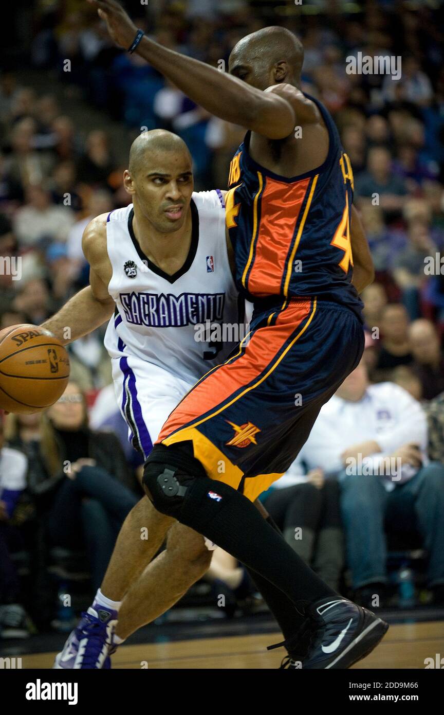NO FILM, NO VIDEO, NO TV, NO DOCUMENTARY - The Sacramento Kings' Ime Udoka runs into the defense of Golden State Warriors' Anthony Tolliver in the first half at Arco Arena in Sacramento, CA, USA on January 26, 2010. Photo by Carl Costas/Sacramento Bee/MCT/Cameleon/ABACAPRESS.COM Stock Photo