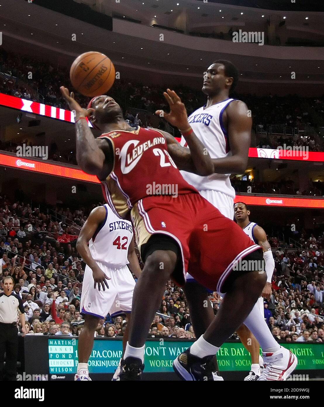 Lebron james dunk hi-res stock photography and images - Alamy