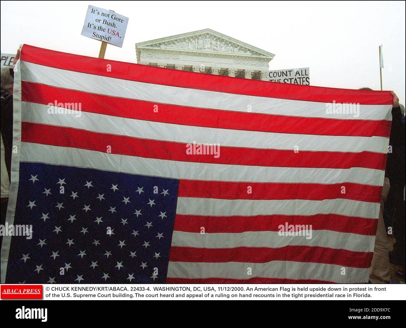 NO FILM, NO VIDEO, NO TV, NO DOCUMENTARY - KRT US NEWS STORY SLUGGED: ELN-PRESIDENT KRT PHOTO BY PETE SOUZA/CHICAGO TRIBUNE (December 11) WASHINGTON, DC -- An American Flag is held upside down in protest in front of the U.S. Supreme Court building Monday, December 11, 2000. The court heard and app Stock Photo