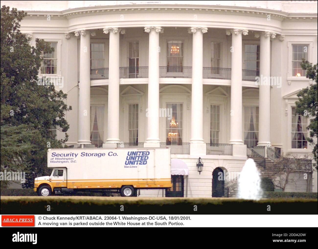 NO FILM, NO VIDEO, NO TV, NO DOCUMENTARY - © Chuck Kennedy/KRT/ABACA. 23064-1. Washington-DC-USA, 18/01/2001. A moving van is parked outside the White House at the South Portico. Stock Photo