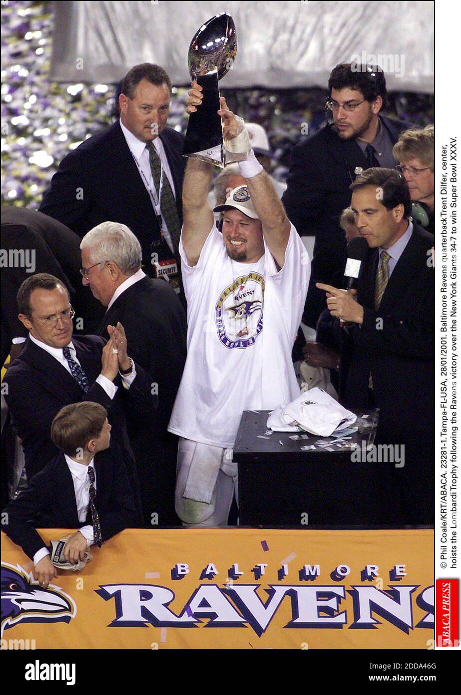 NO FILM, NO VIDEO, NO TV, NO DOCUMENTARY - © Phil Coale/KRT/ABACA. 23281-1.  Tampa-FL-USA, 28/01/2001. Baltimore Ravens quarterback Trent Dilfer,  center, hoists the Lombardi Trophy following the Ravens victory over the New