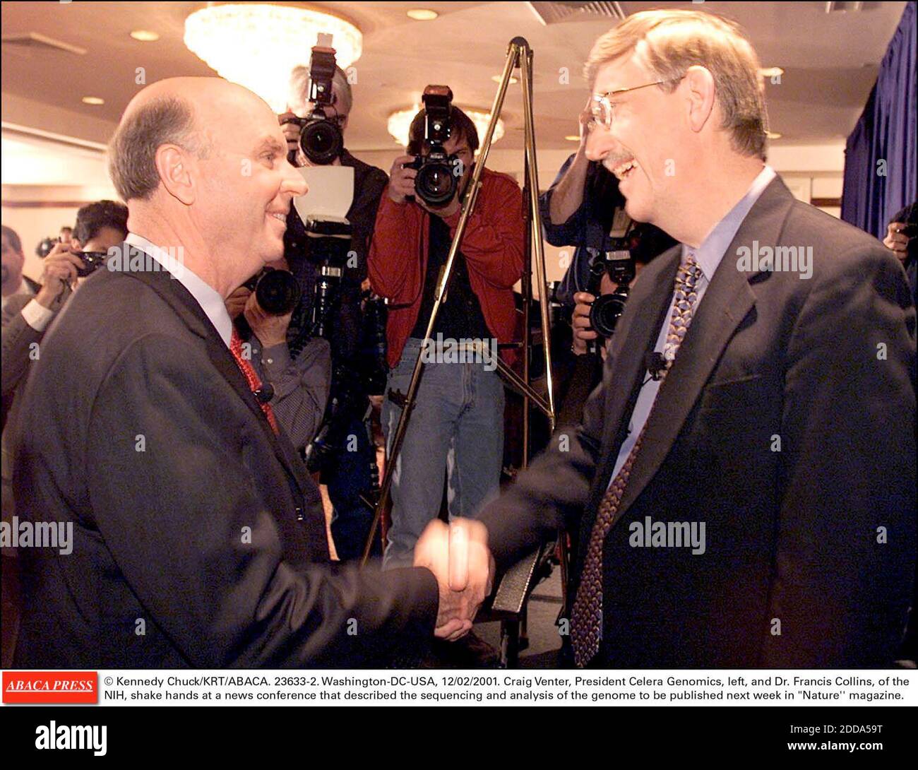 NO FILM, NO VIDEO, NO TV, NO DOCUMENTARY - © Kennedy Chuck/KRT/Abaca. 23633-2. Washington-DC-USA, 12/02/2001. Craig Venter, President Celera Genomics, left, and Dr. Francis Collins, of the NIH, shake hands at a news conference that described the sequencing and analysis of the genome to be publishe Stock Photo