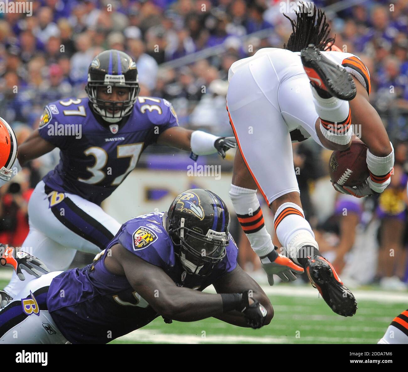 Cleveland Browns vs. Baltimore Ravens. Fans support on NFL Game. Silhouette  of supporters, big screen with two rivals in background Stock Photo - Alamy