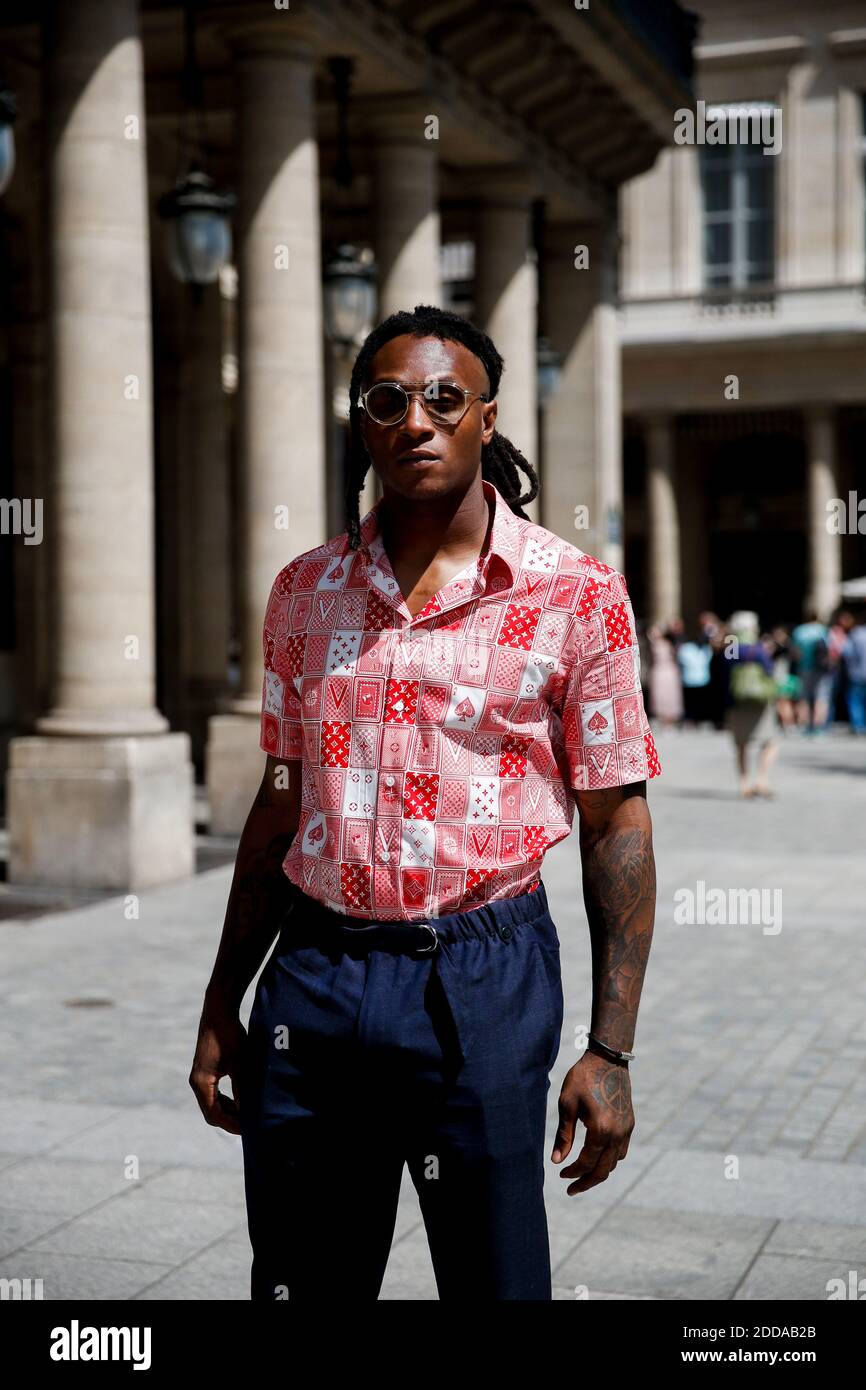 Street style, arriving at Louis Vuitton Spring-Summer 2019 menswear show  held at Palais Royal, in Paris, France, on June 21st, 2018. Photo by  Marie-Paola Bertrand-Hillion/ABACAPRESS.COM Stock Photo - Alamy