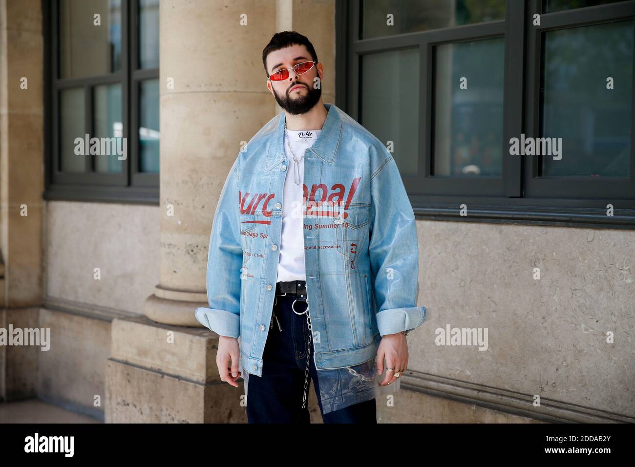 Veste bleu hi-res stock photography and images - Page 2 - Alamy