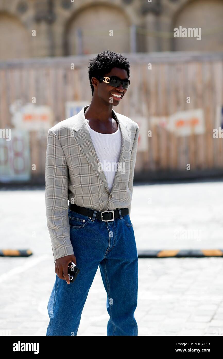 Street style, model Alton Mason after Thom Browne Spring-Summer 2019  menswear show held at Palais des Beaux Arts, in Paris, France, on June  23rd, 2018. Photo by Marie-Paola Bertrand-Hillion/ABACAPRESS.COM Stock  Photo -