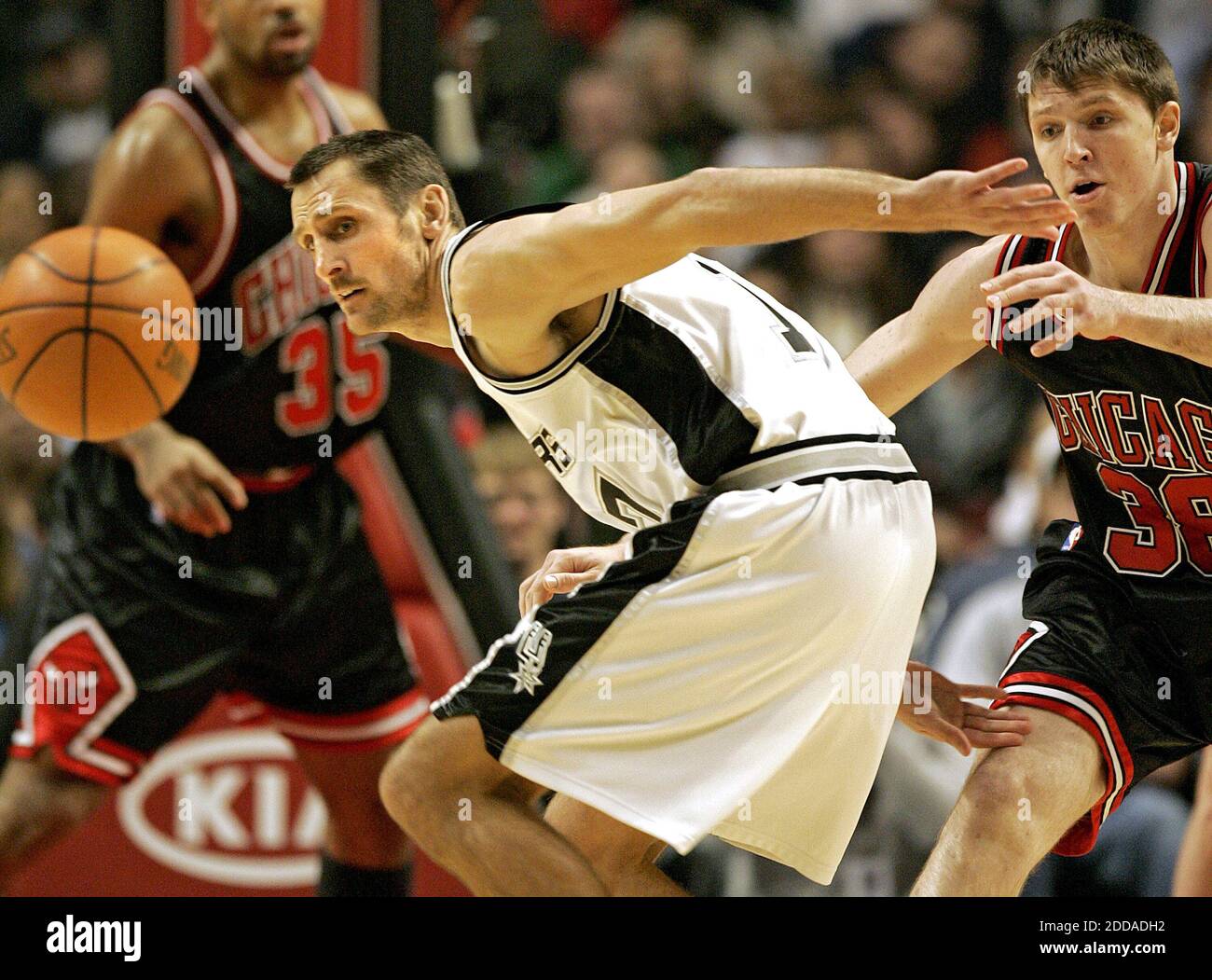 NO FILM, NO VIDEO, NO TV, NO DOCUMENTARY - Chicago Bulls' Viktor Khryapa and San Antonio Spurs' Brent Barry vie for a loose ball at the United Center in Chicago, Illinois, Monday, January 15, 2007. The Bulls defeated the Spurs 99-87. Photo by Charles Cherney/Chicago Tribune/MCT/ABACAPRESS.COM Stock Photo