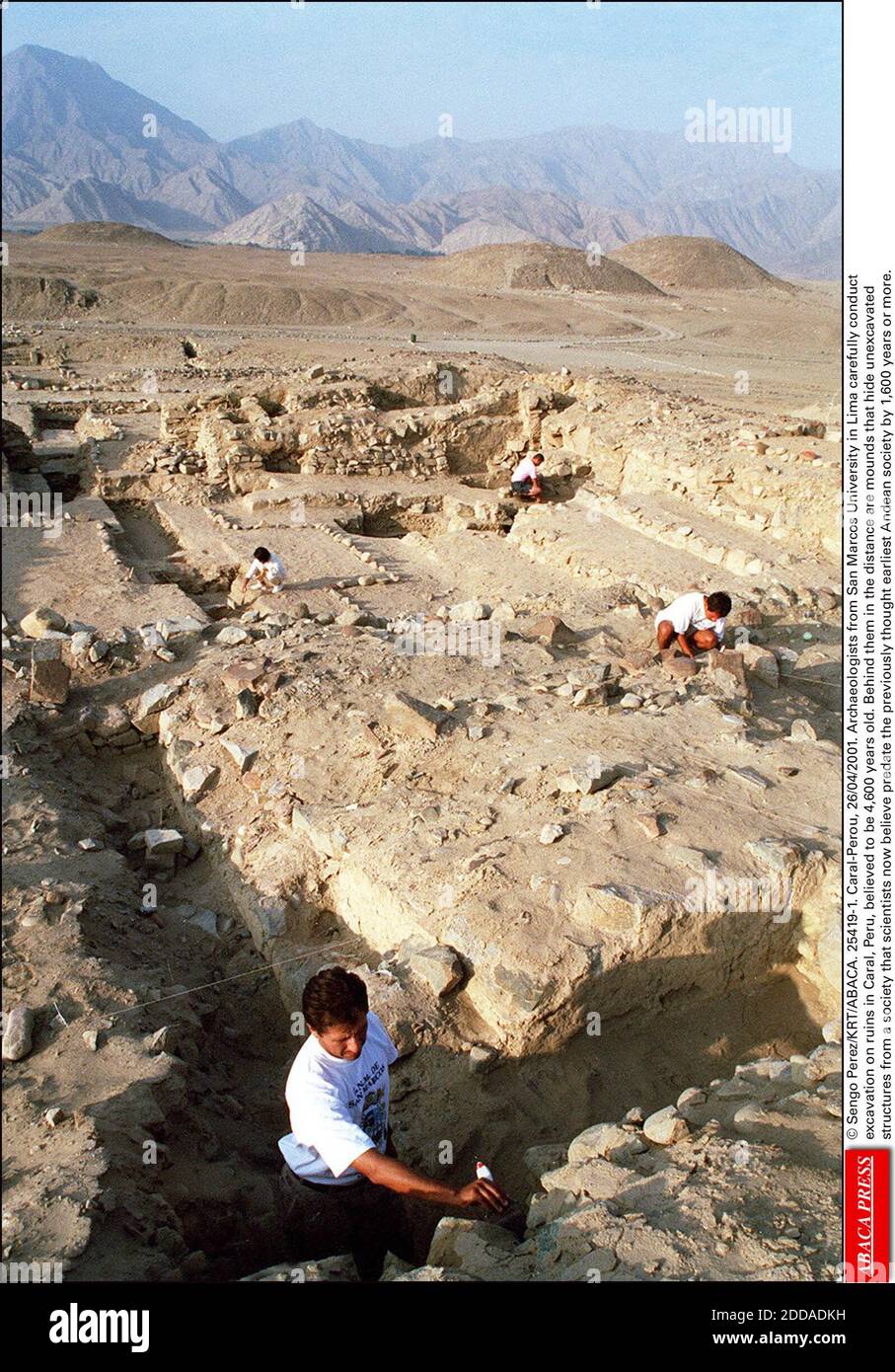 NO FILM, NO VIDEO, NO TV, NO DOCUMENTARY - © Sengo Perez/KRT/ABACA. 25419-1. Caral-Perou, 26/04/2001. Archaeologists from San Marcos University in Lima carefully conduct excavation on ruins in Caral, Peru, believed to be 4,600 years old. Behind them in the distance are mounds that hide unexcavated Stock Photo
