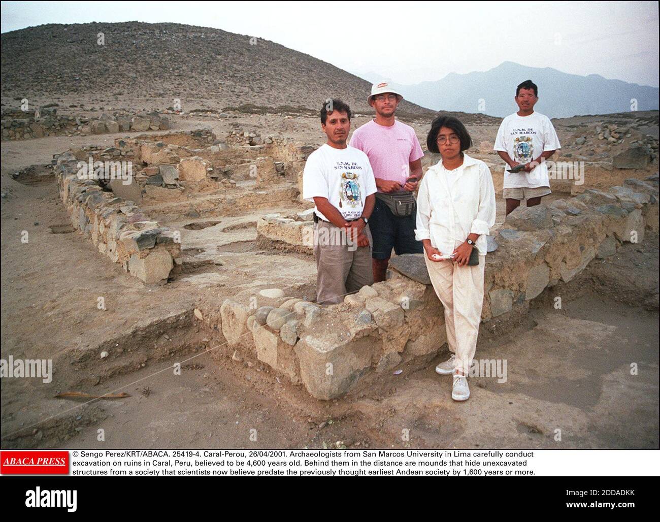 NO FILM, NO VIDEO, NO TV, NO DOCUMENTARY - © Sengo Perez/KRT/ABACA. 25419-4. Caral-Perou, 26/04/2001. Archaeologists from San Marcos University in Lima carefully conduct excavation on ruins in Caral, Peru, believed to be 4,600 years old. Behind them in the distance are mounds that hide unexcavated Stock Photo