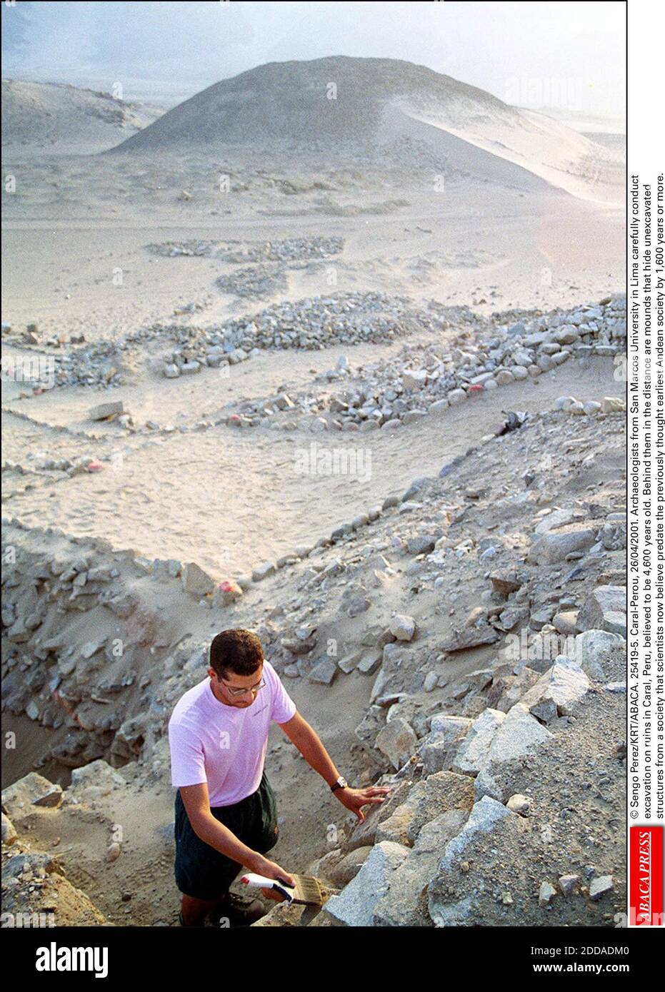 NO FILM, NO VIDEO, NO TV, NO DOCUMENTARY - © Sengo Perez/KRT/ABACA. 25419-5. Caral-Perou, 26/04/2001. Archaeologists from San Marcos University in Lima carefully conduct excavation on ruins in Caral, Peru, believed to be 4,600 years old. Behind them in the distance are mounds that hide unexcavated Stock Photo