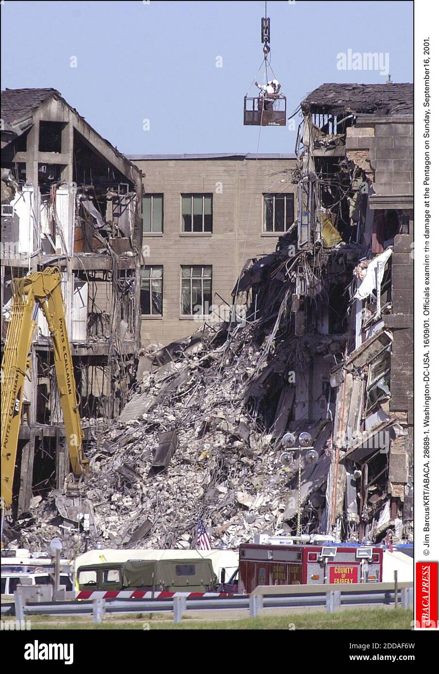 NO FILM, NO VIDEO, NO TV, NO DOCUMENTARY - © Jim Barcus/KRT/ABACA. 28689-1. Washington-DC-USA. 16/09/01. Officials examine the damage at the Pentagon on Sunday, September16, 2001. Stock Photo