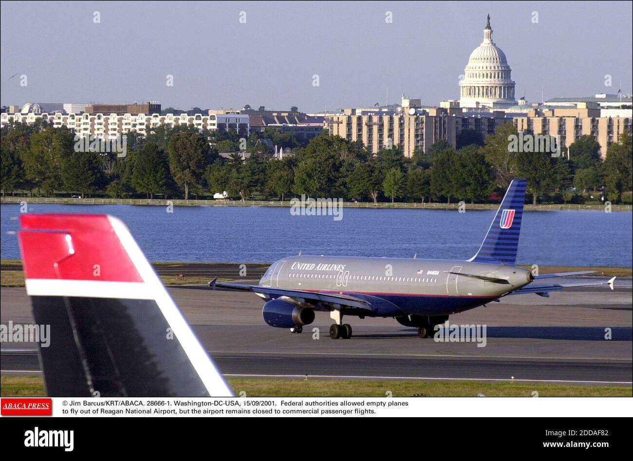 Planes fly into world trade towers hires stock photography and images