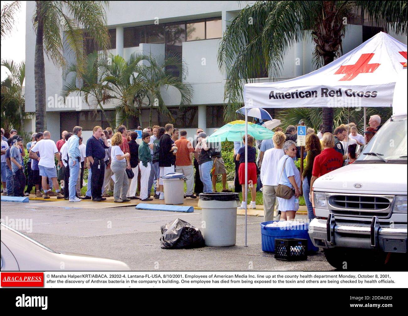 NO FILM, NO VIDEO, NO TV, NO DOCUMENTARY - © Marsha Halper/KRT/ABACA. 29202-4. Lantana-FL-USA, 8/10/2001. Employees of American Media Inc. line up at the county health department Monday, October 8, 2001, after the discovery of Anthrax bacteria in the company's building. One employee has died from Stock Photo