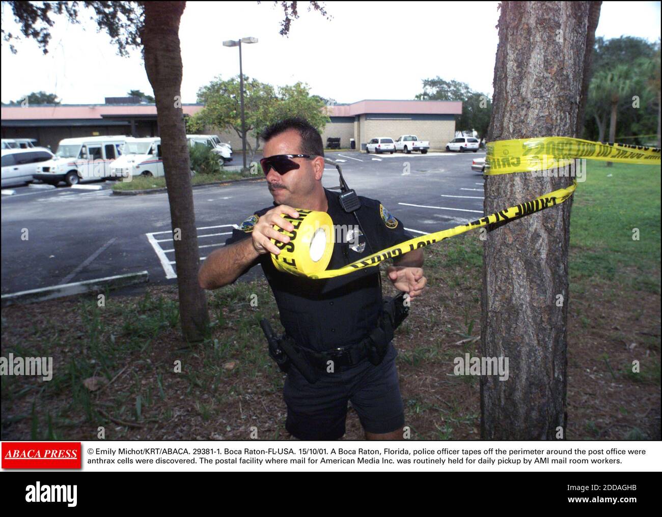 NO FILM, NO VIDEO, NO TV, NO DOCUMENTARY - © Emily Michot/KRT/ABACA. 29381-1. Boca Raton-FL-USA. 15/10/01. A Boca Raton, Florida, police officer tapes off the perimeter around the post office were anthrax cells were discovered. The postal facility where mail for American Media Inc. was routinely h Stock Photo