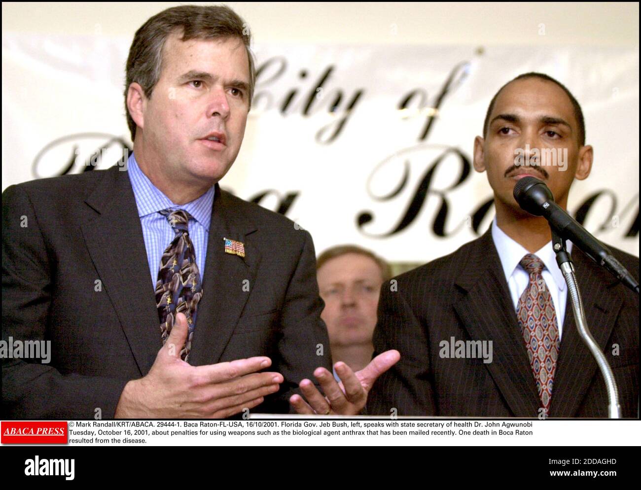NO FILM, NO VIDEO, NO TV, NO DOCUMENTARY - © Mark Randall/KRT/ABACA. 29444-1. Baca Raton-FL-USA, 16/10/2001. Florida Gov. Jeb Bush, left, speaks with state secretary of health Dr. John Agwunobi Tuesday, October 16, 2001, about penalties for using weapons such as the biological agent anthrax that h Stock Photo