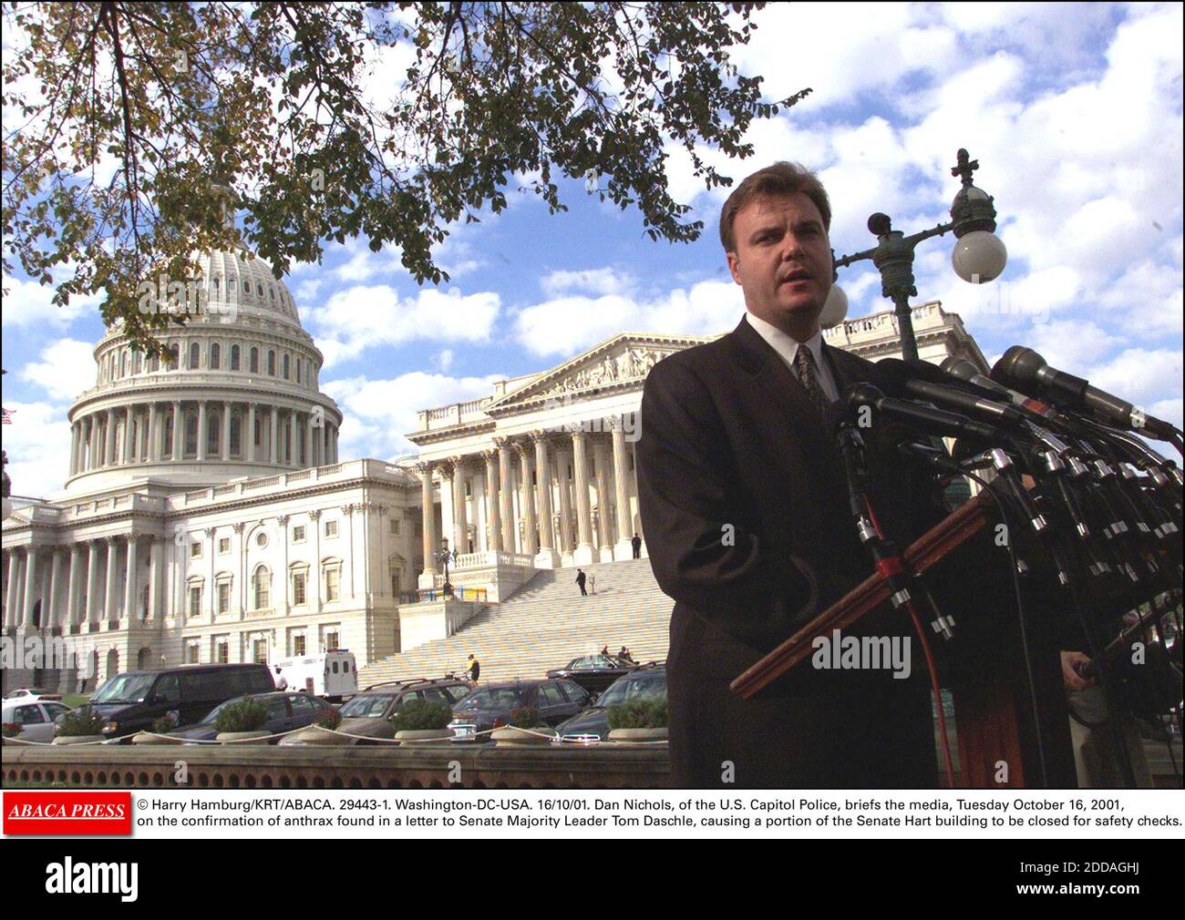 NO FILM, NO VIDEO, NO TV, NO DOCUMENTARY - © Harry Hamburg/KRT/ABACA. 29443-1. Washington-DC-USA. 16/10/01. Dan Nichols, of the U.S. Capitol Police, briefs the media, Tuesday October 16, 2001, on the confirmation of anthrax found in a letter to Senate Majority Leader Tom Daschle, causing a portion Stock Photo